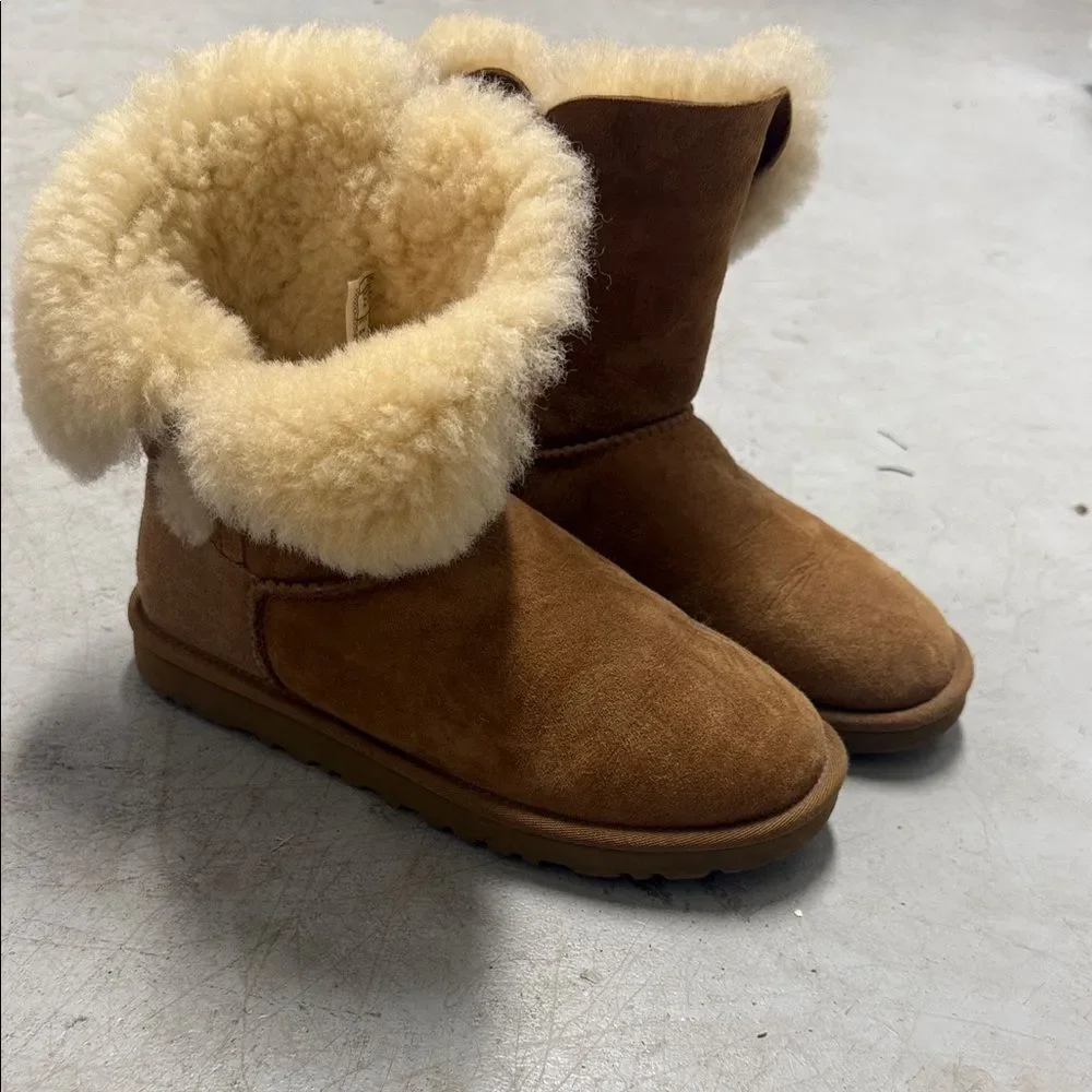 Cozy Brown Shearling UGG Boots - Great Condition Size 6 UGG's - Tan Winter Shoes